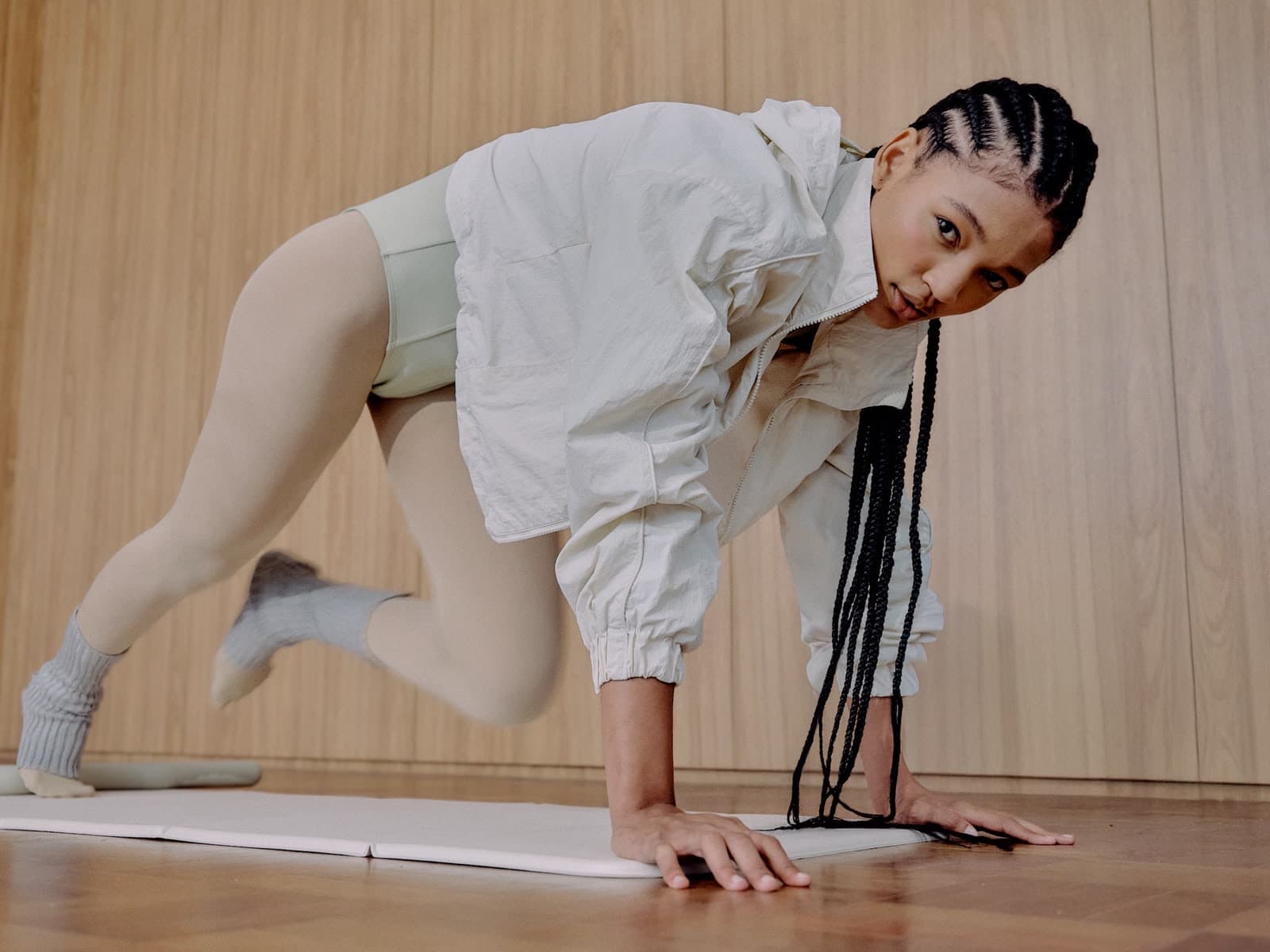 Aluna do The Mat em movimento sobre o tapete